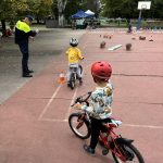 Il poliziotto amico indica il percorso